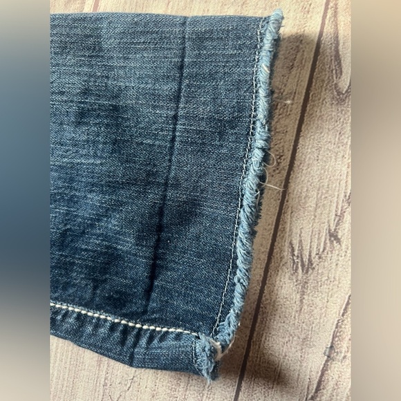 BKE Addison Women’s Capri Jeans Size 27 Medium Wash Distressed Hem - Picture 6 of 6